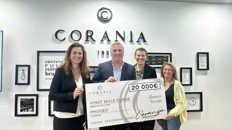 Quatre personnes présentent le chèque de 20 000 € de Corania à Phoceo, daté du 28 novembre 2025, sous l’enseigne de la maison marseillaise.