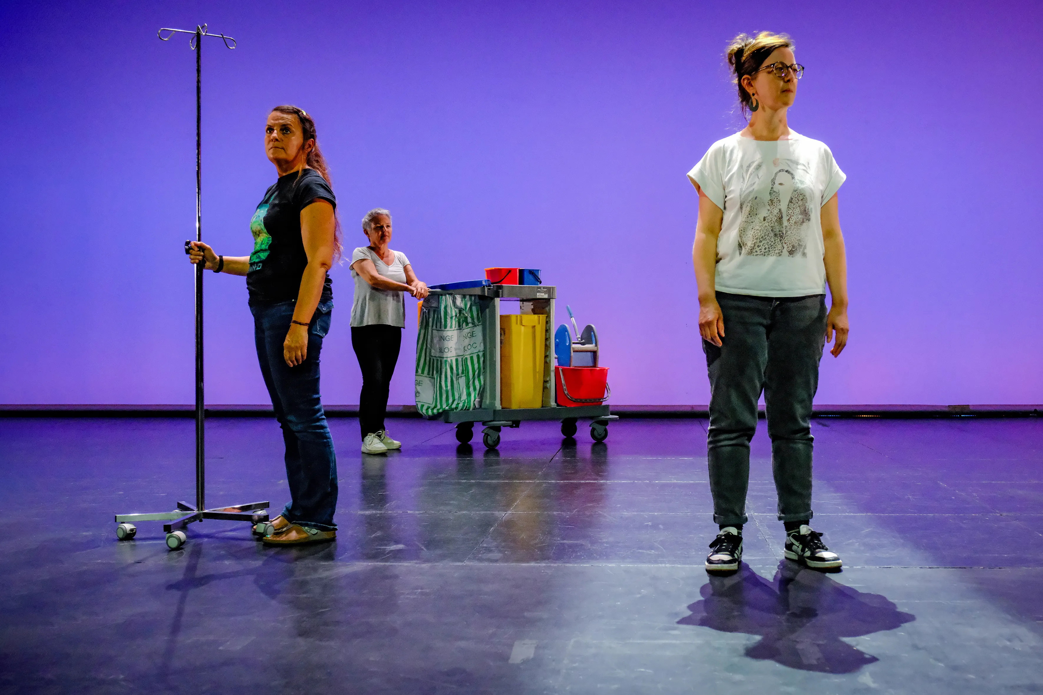 Interprètes du spectacle « 99 soignant.e.s » sur la scène du théâtre de La Criée.