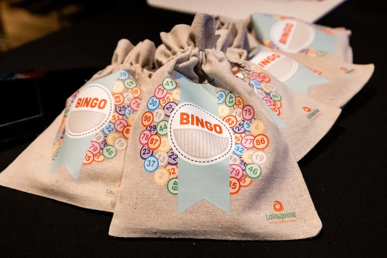 Des sachets de toile « Bingo » préparés pour les joueurs.